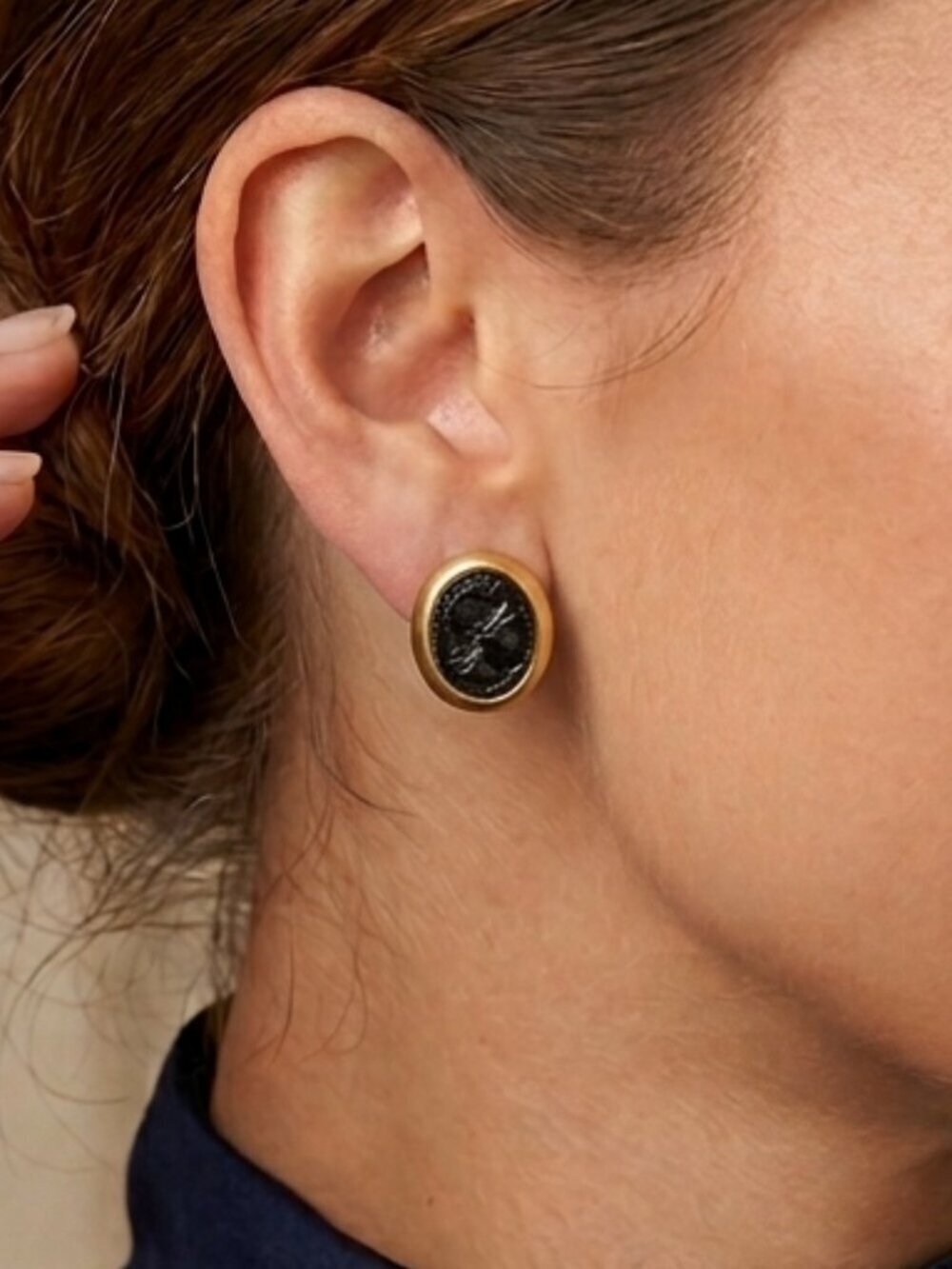Vintage Intaglio Black Glass Gold Tone Centurion Crest Style Clip On Earrings